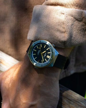 Fortis Marinemaster M-44 Black Resin Gold Limited Edition