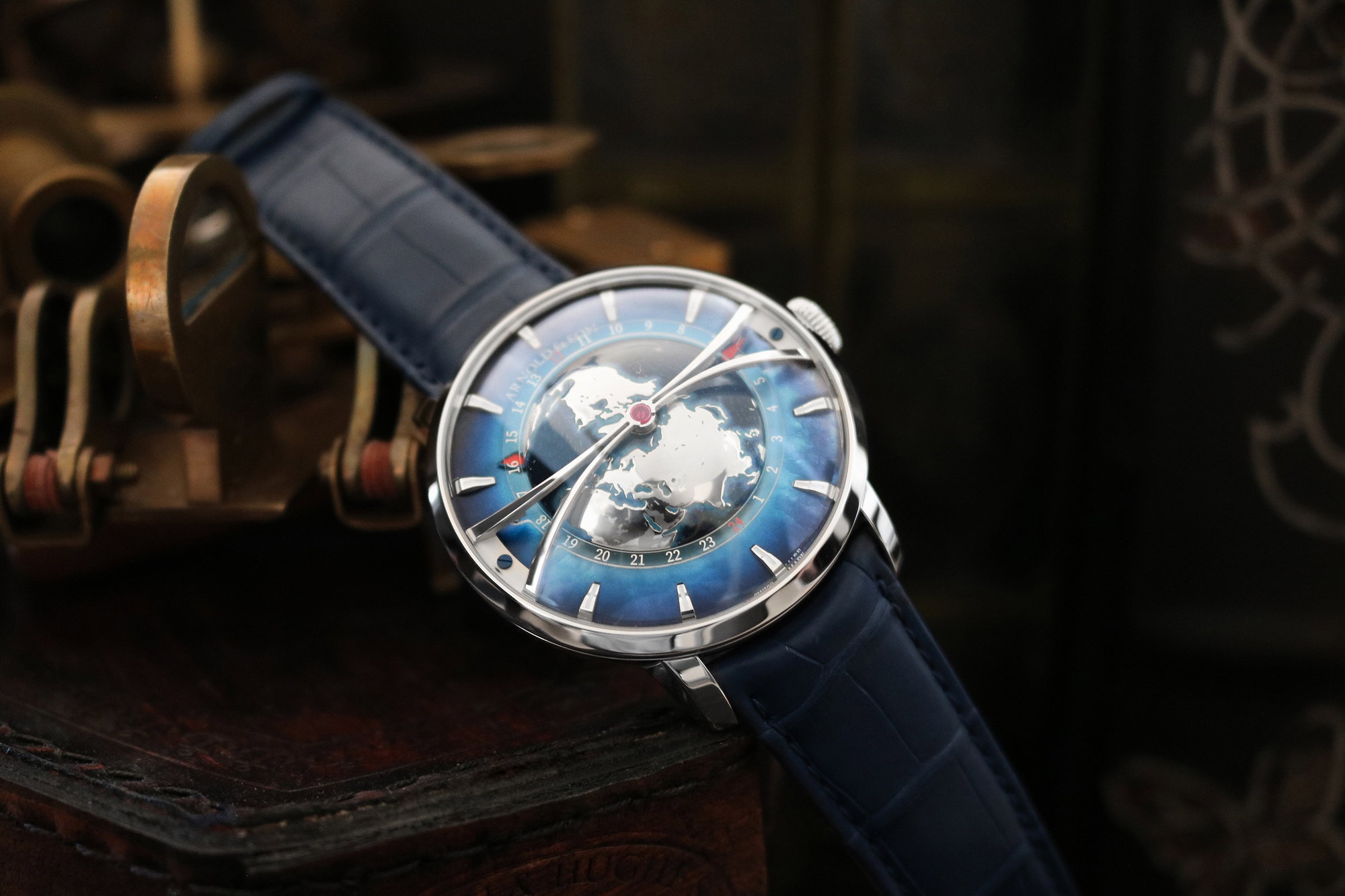 Arnold & Son Globetrotter 45 Platinum