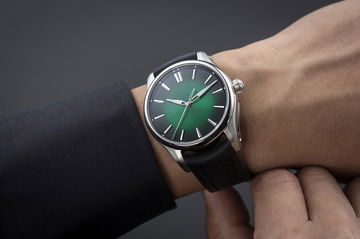 H. Moser &amp; Cie Pioneer Centre Seconds Cosmic Green