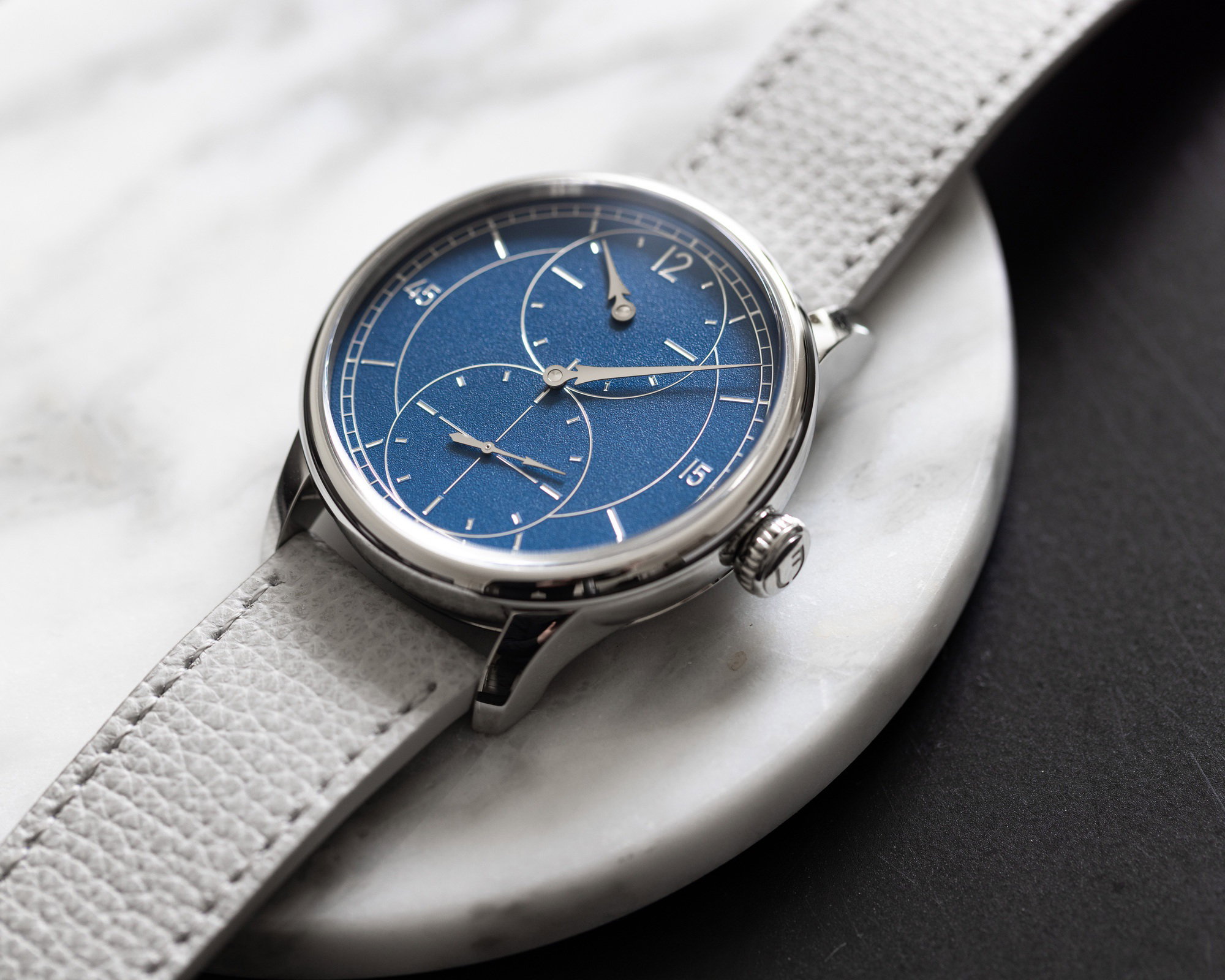 Louis Erard Le Régulateur Gravé Bleu