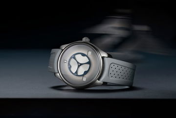 H. Moser &amp; Cie Pioneer Flying Hours White Fumé