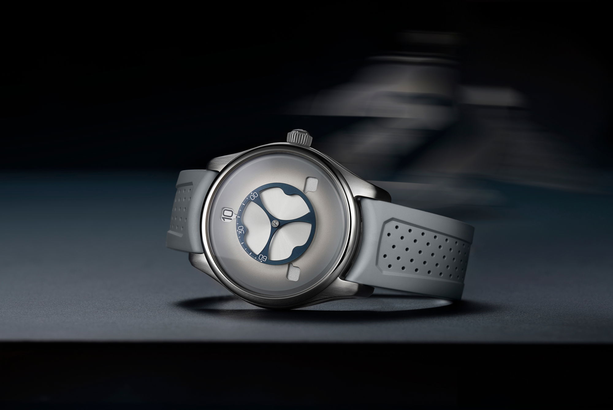 H. Moser &amp; Cie Pioneer Flying Hours White Fumé