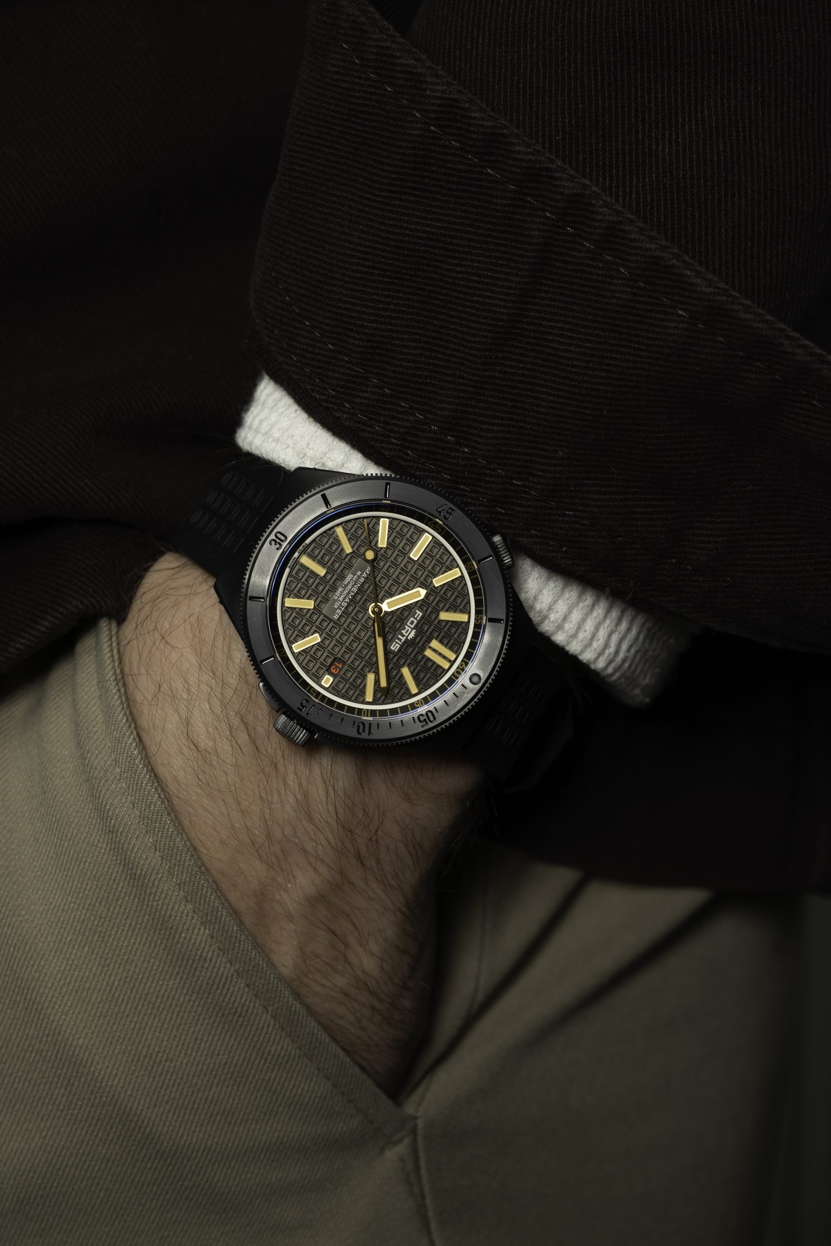 Fortis Marinemaster M-44 DLC Black Resin