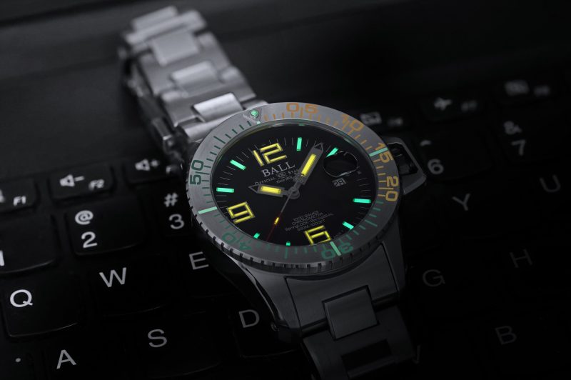 The BALL Engineer Hydrocarbon EOD is fitted with self-powered luminous micro gas tubes